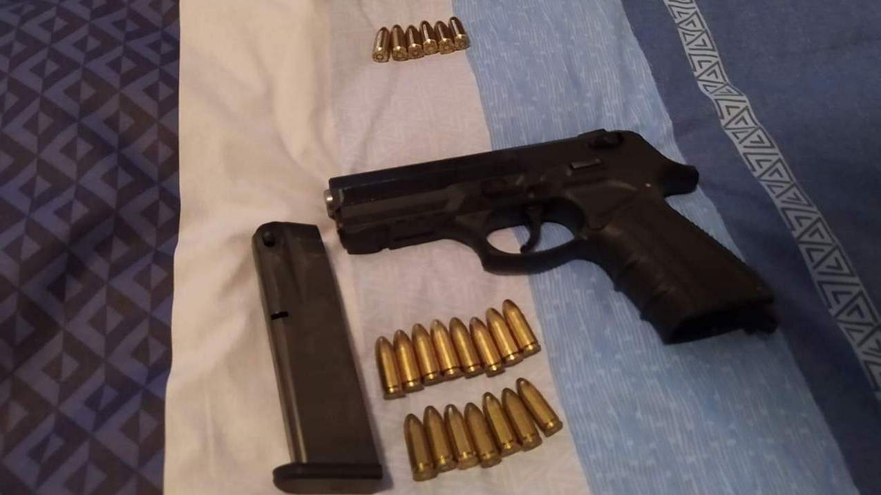 Задържаха рецидивисти с наркотици и оръжия