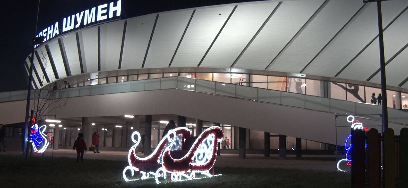 Монтираха коледната украса в Шумен