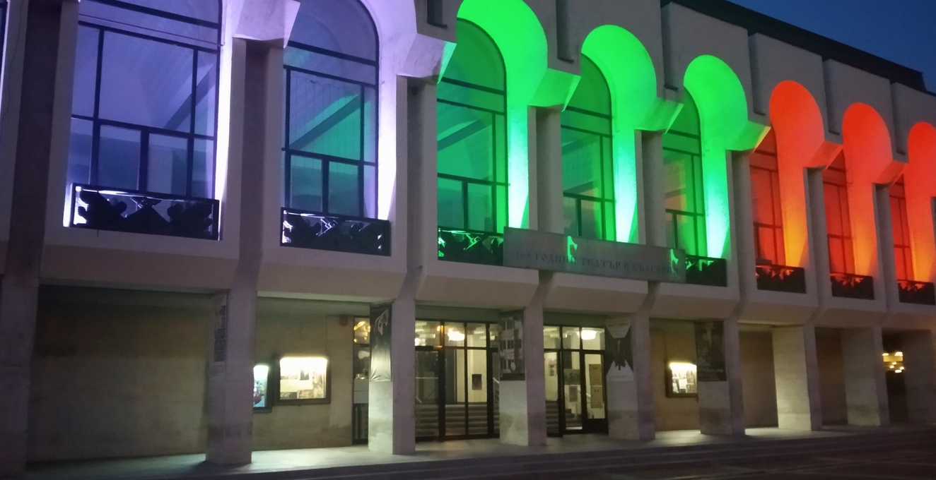 Шуменският театър с празничен афиш през декември