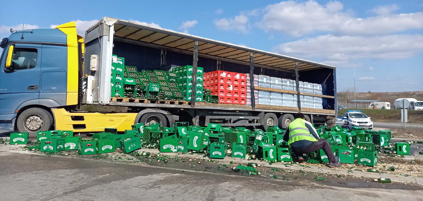 Камион разсипа бира