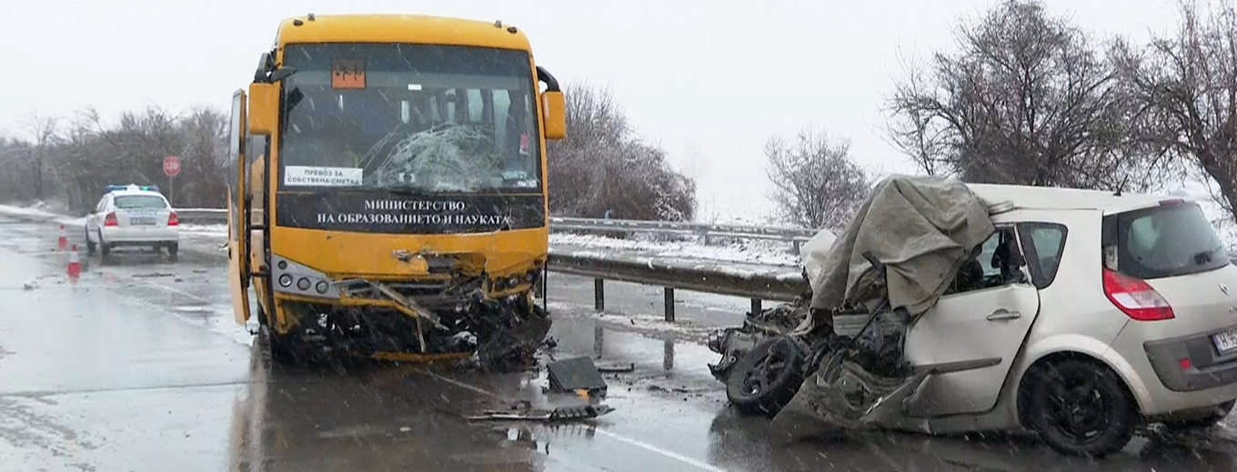 Мъж загина в катастрофа между лек автомобил и ученически автобус
