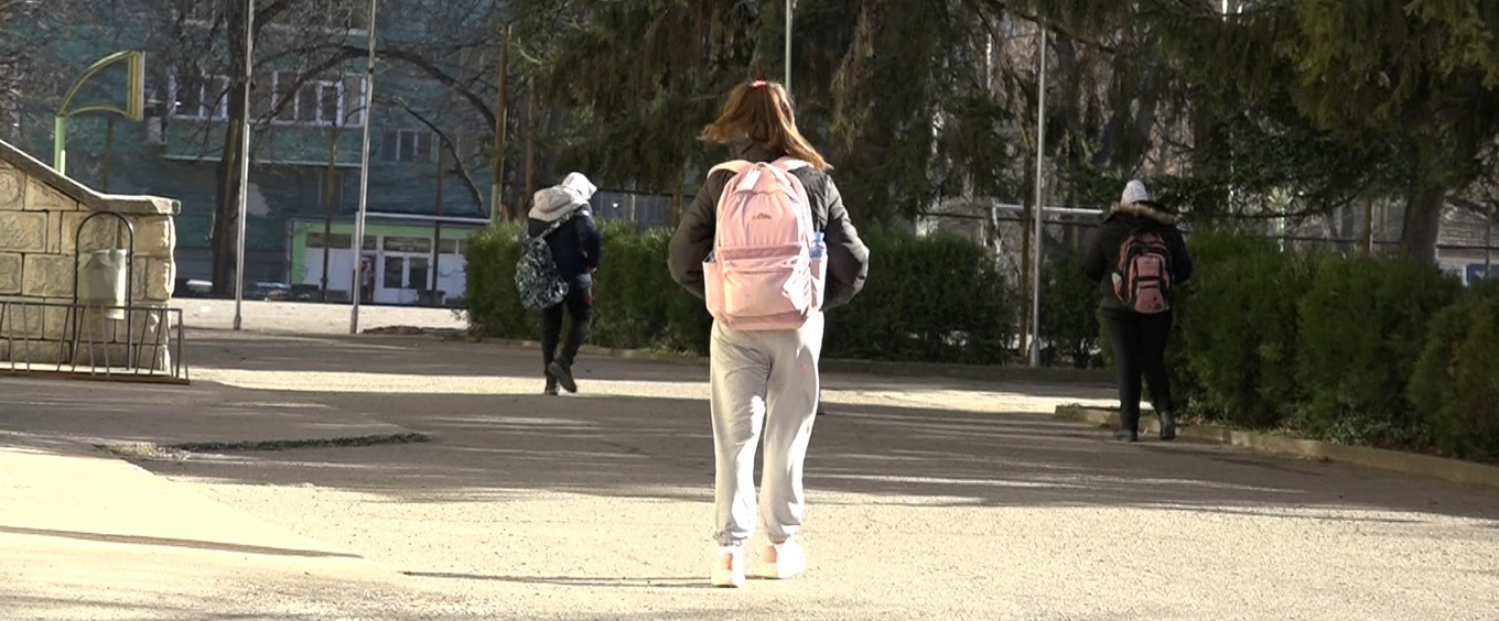 Учениците се връщат в клас от 24 февруари Въведените допълнителни противоепидемични мерки в област Шумен няма да бъдат удължавани. От 24 февруари учениците преминават към присъствено обучение. Заведенията ще работят без ограничения в капацитета, като остава в сила изискването за „зелен сертификат“. На среща, инициирана от областния управител д-р Владимир Йолов, директорът на РЗИ д-р Калоянова е изнесла актуални данни за заболеваемостта в региона. Към днешна дата заболеваемостта за област Шумен е 981 на 100 000 души за 14-дневен период. „Последните дни се наблюдава тенденция за намаляване броя на положителните случаи. Регион 3, където попада и област Шумен, все още се намира на етап III, но прогнозата е след 5 дни областта да е във втори етап“, каза д-р Калоянова. По отношение на регистрираните положителни случаи във възрастовата група до 19 години също се наблюдава тенденция на спад. Към момента активните случаи са 47, 38 от които са на ученици и 9 на деца в детските градини. Общо под карантина са 41 паралелки в училищата в областта. В работната среща са взели участие ръководителите на здравните заведения в региона, ръководителите на Регионалната здравна инспекция, Районната здравноосигурителна каса, Центъра за спешна медицинска помощ, Държавната психиатрична болница в Царев брод, Областната дирекция на МВР и председателите на местните структури на съсловните организации в системата на здравеопазването. Взето е решение експерти от различни звена да изработят Областен оперативен план за справяне с пандемията, като за целта е създадена работна група.