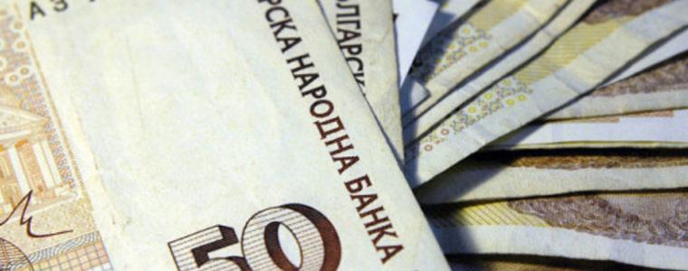 “Услужливи” съседи изтеглиха пари от дебитна карта на възрастна жена