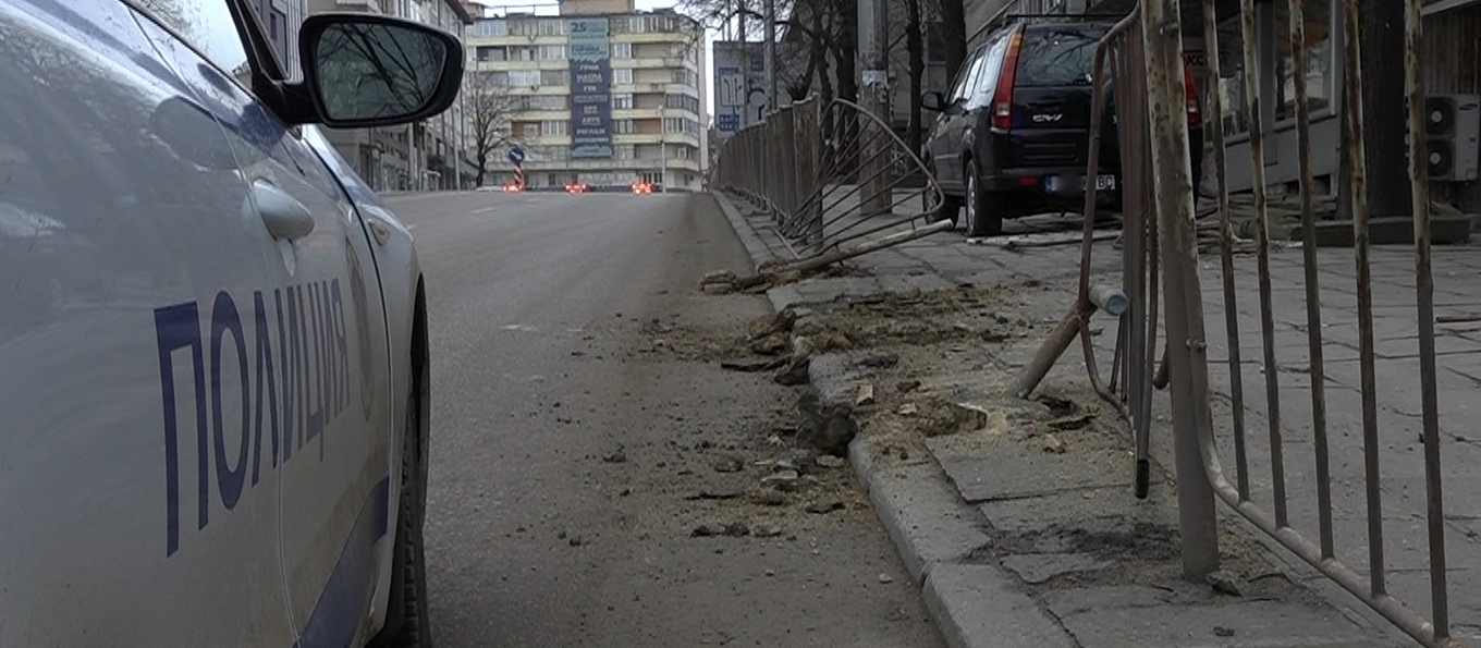 Джип събори предпазни ограждения