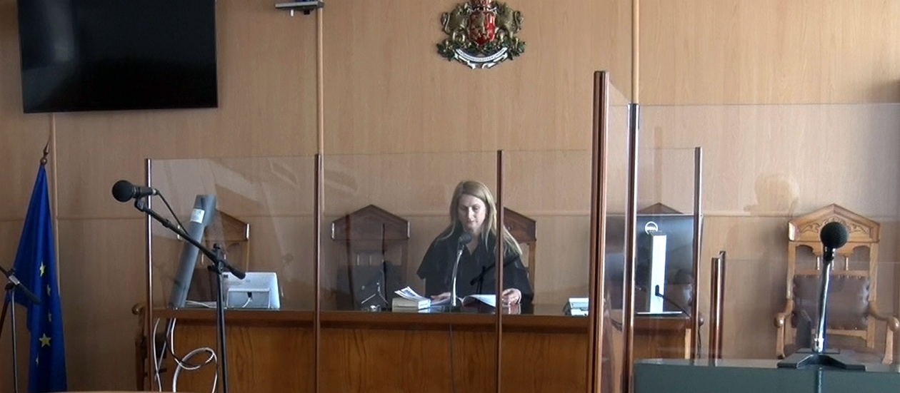 Жените в храма на Темида