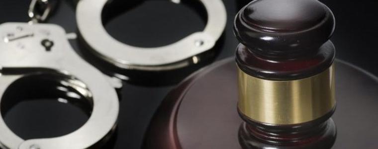 Обвинен в грабеж рецидивист остава в ареста