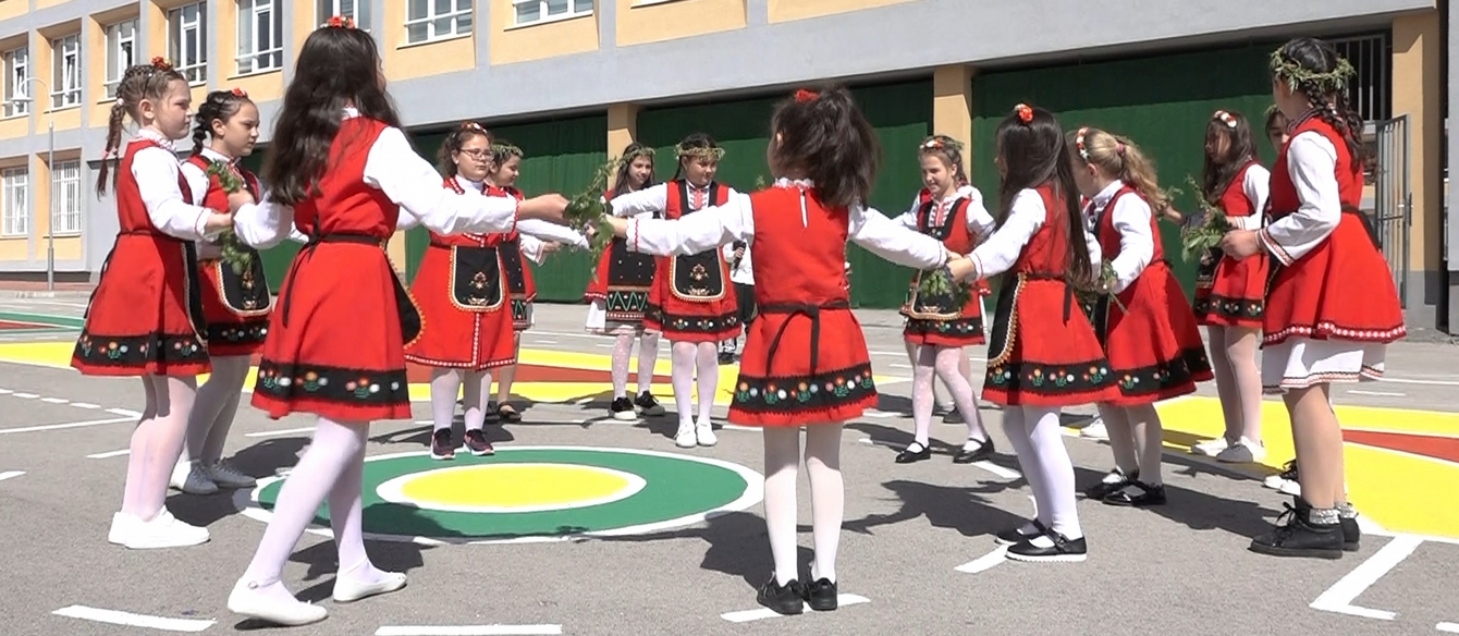 Ученици пресъздадоха обичая Лазаруване