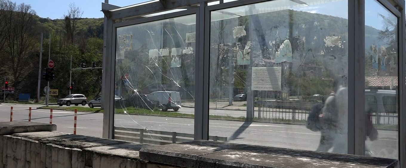 Пак ремонтират спирки, строшени от вандали