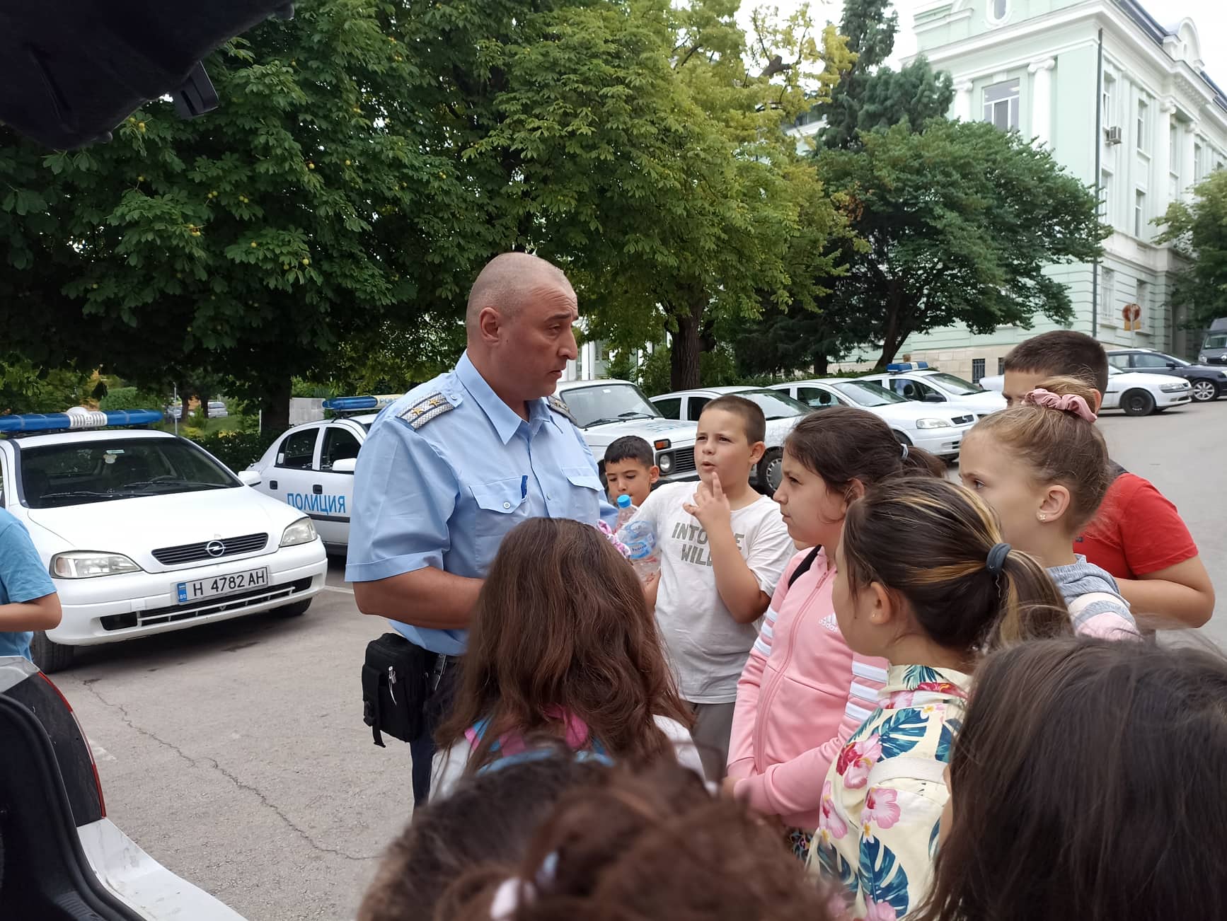 Полицейските служители се срещат с деца