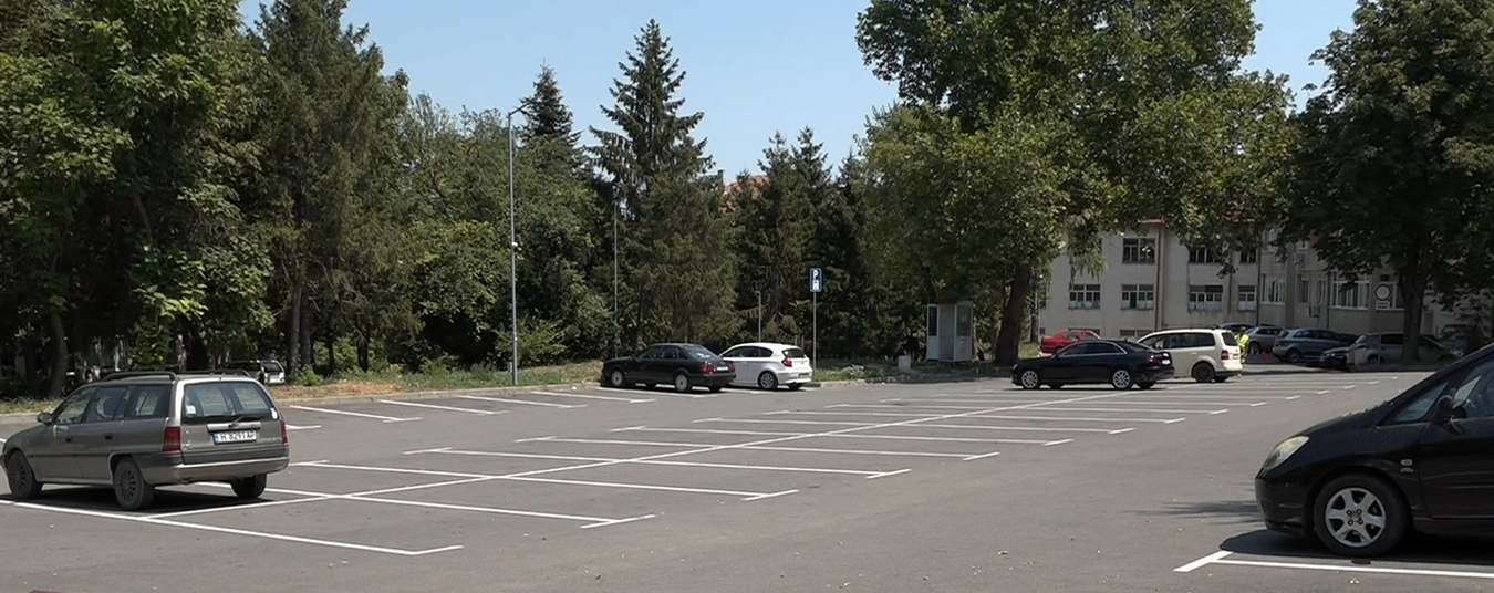 Паркингът зад библиотеката - безплатен?!