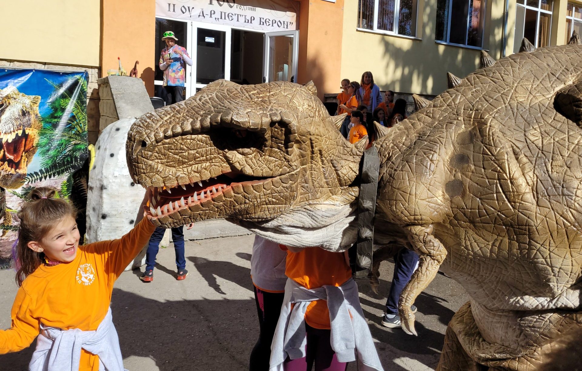 Динозавърско шоу в шуменско училище