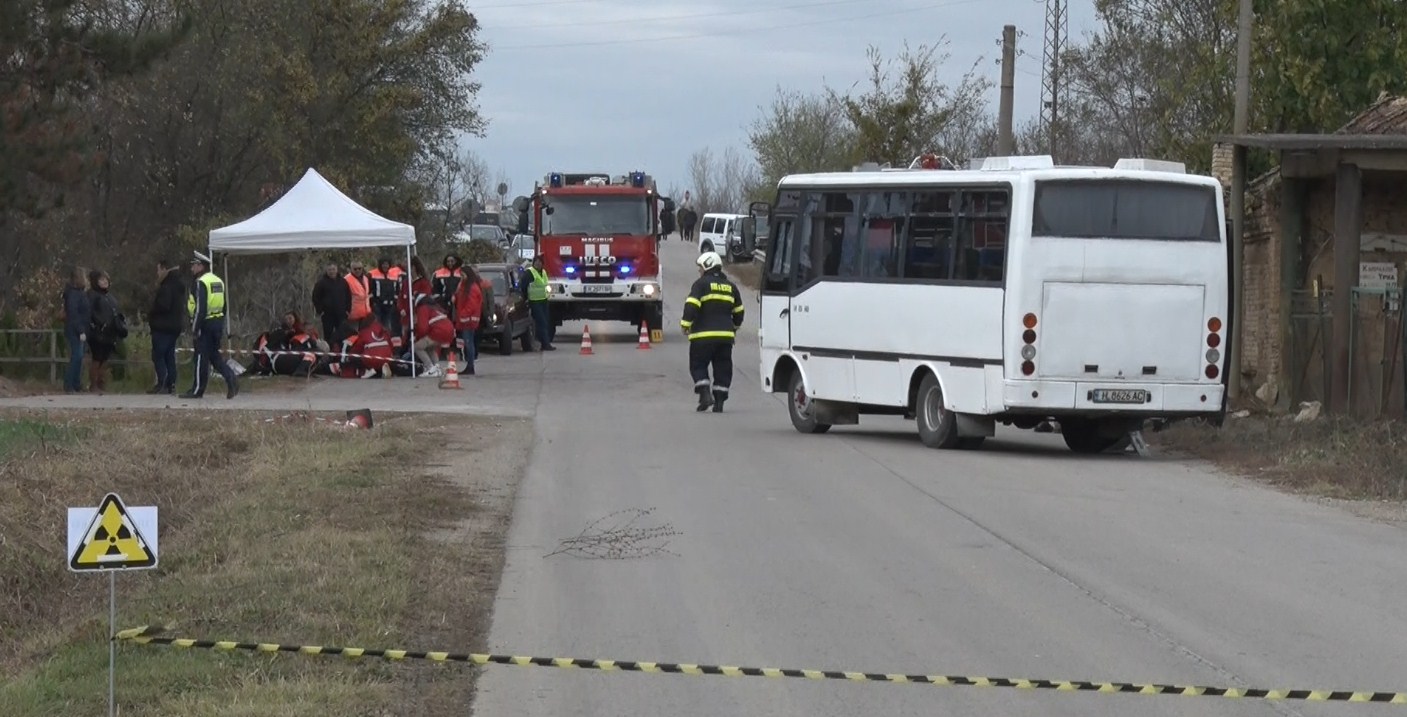 Цистерна блъсна пътнически автобус