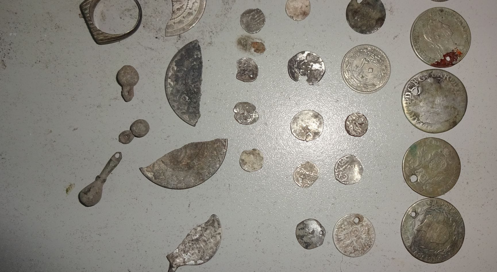 Иззеха антични предмети в Нови пазар