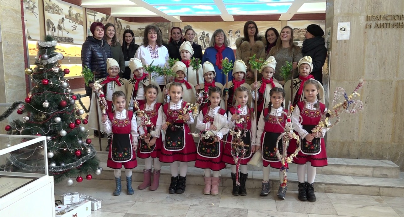 Коледари в музея