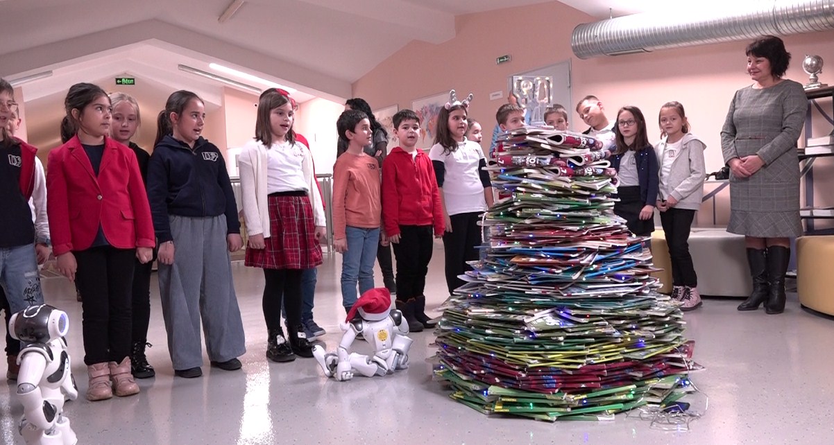 Коледна елха от стари учебници