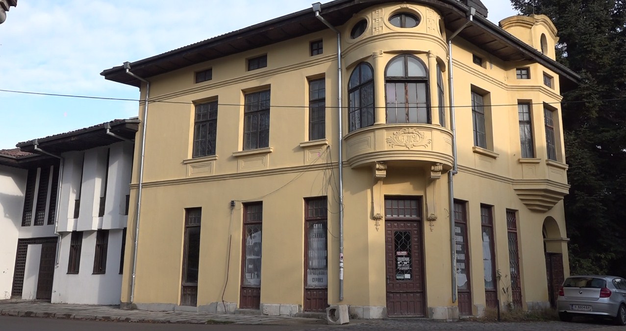 Обновяват къщи „Елеонора“