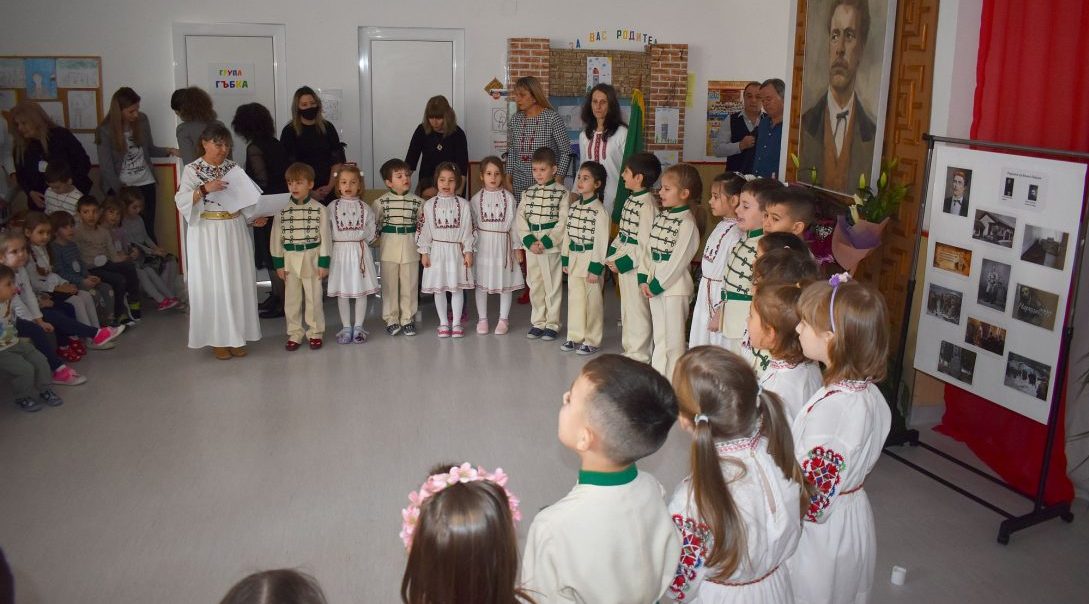 Деца от Разград отбелязаха годишнина от гибелта на Апостола