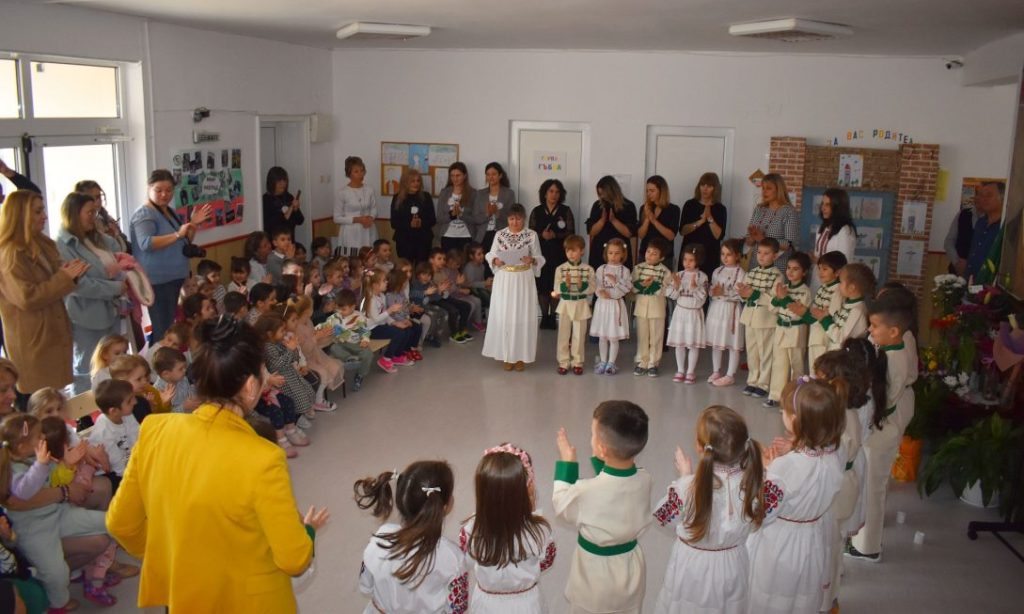 Деца от Разград отбелязаха годишнина от гибелта на Апостола