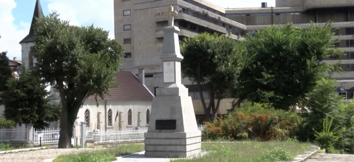 паметник полковник Константин Каварналиев