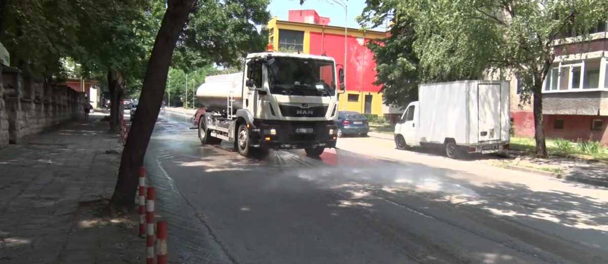 Машинно миене на улиците в Шумен