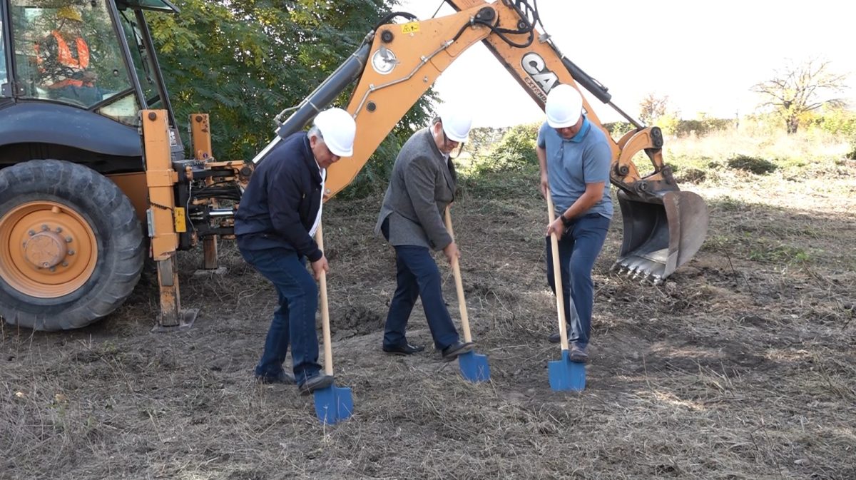 Направиха първа копка на новия басейн