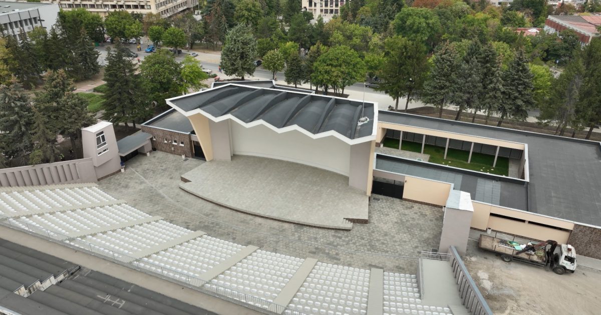 Летният театър посреща първите посетители летен театър