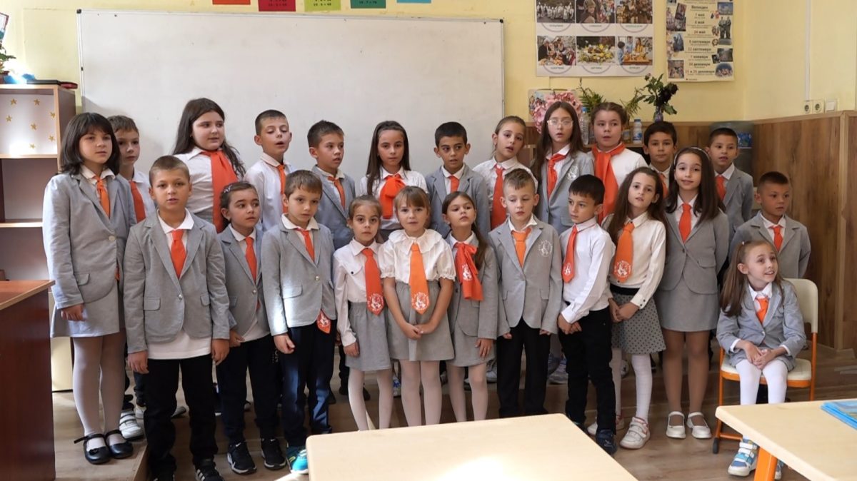 Ученици почетоха будителите