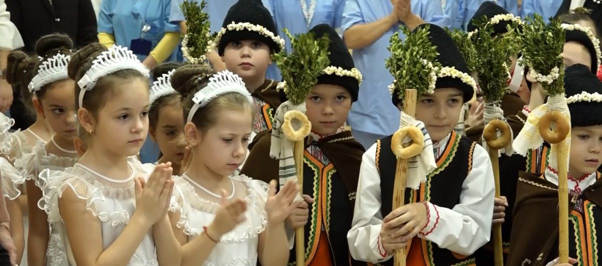 Коледари наричаха в Медицинския филиал