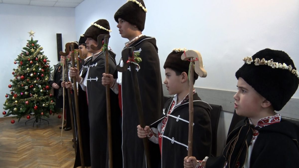 Коледари поздравиха областния управител