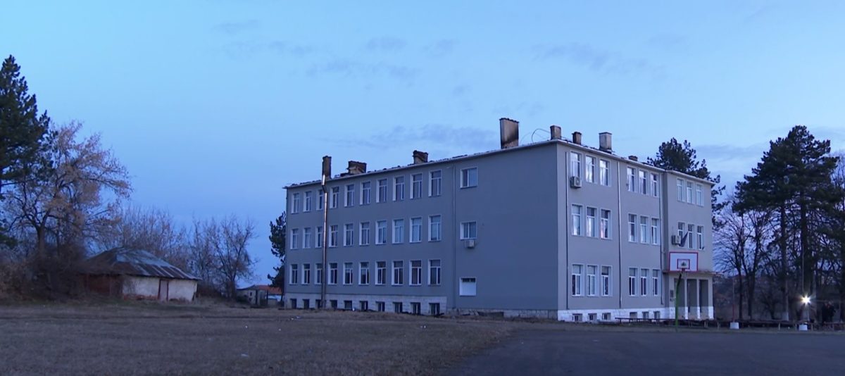 Пожар изпепели покрива на училище в Беловец