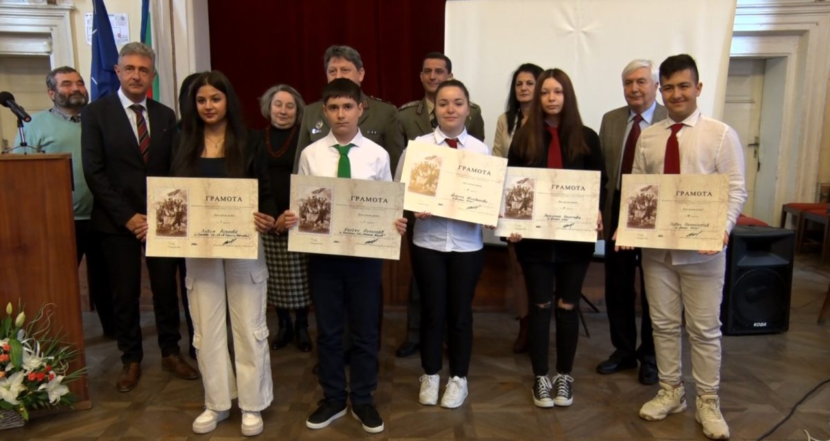Наградиха участниците в конкурса “Наследник съм...”