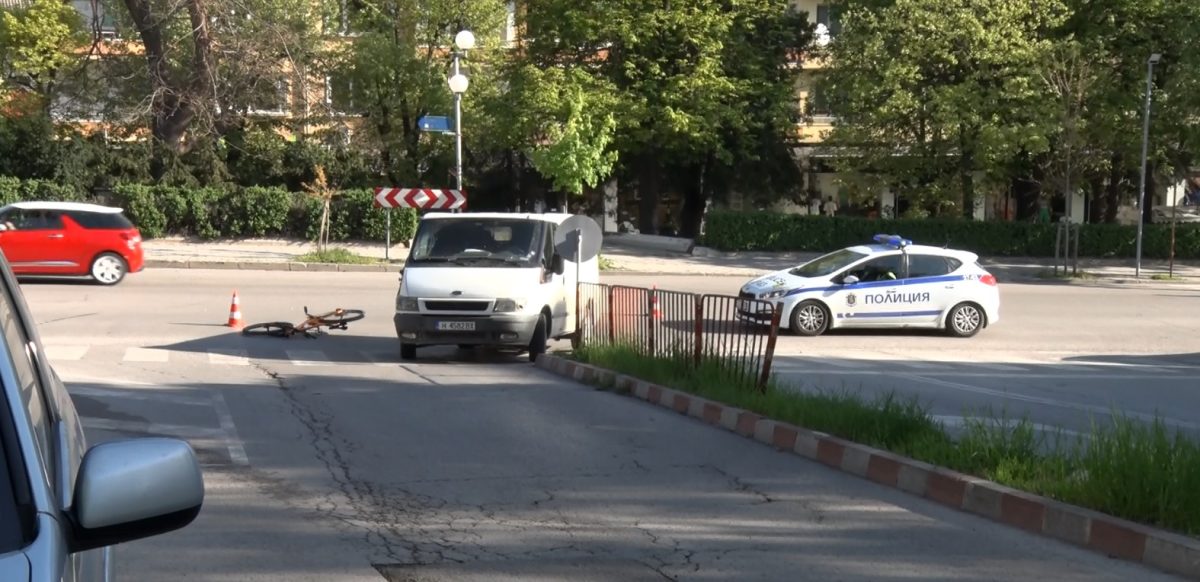 Блъснаха велосипедист в центъра на Шумен