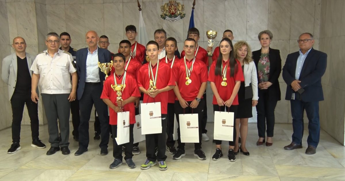 Младите огнеборци при кмета