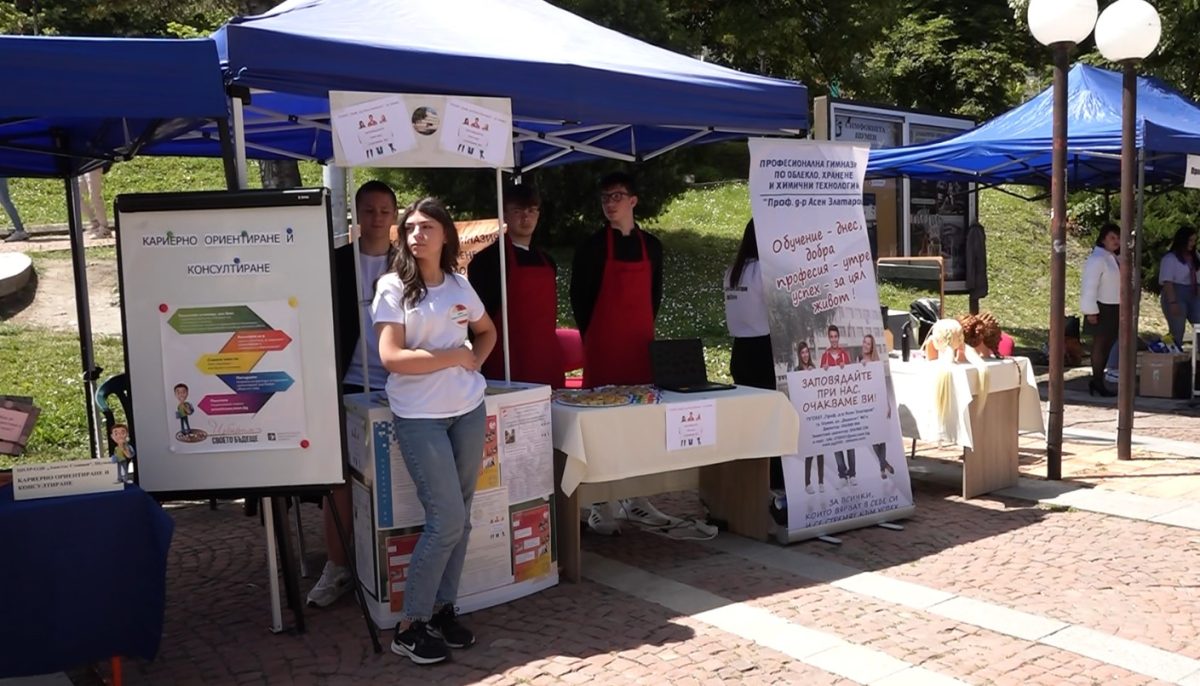 14 училища на изложение в Шумен