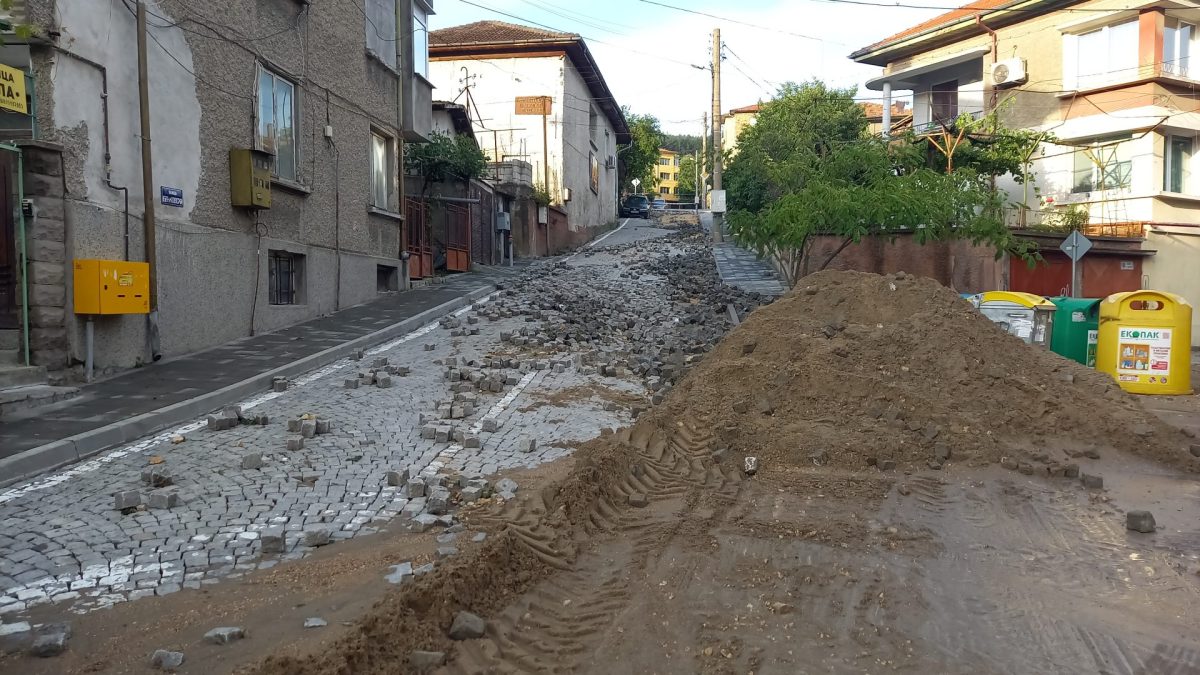 Бурята отнесе паветата на ул. „Бенковска“