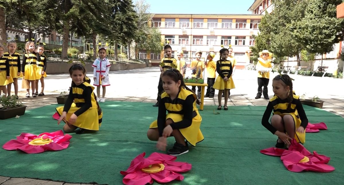 Деца преподаваха на деца