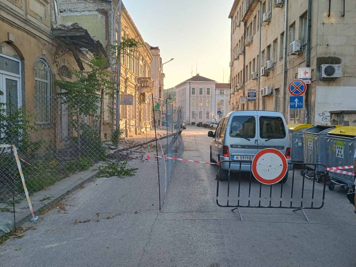 Срути се покривът на стара къща