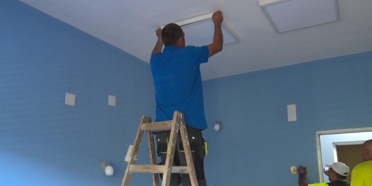 Дарител ремонтира стая в родилното