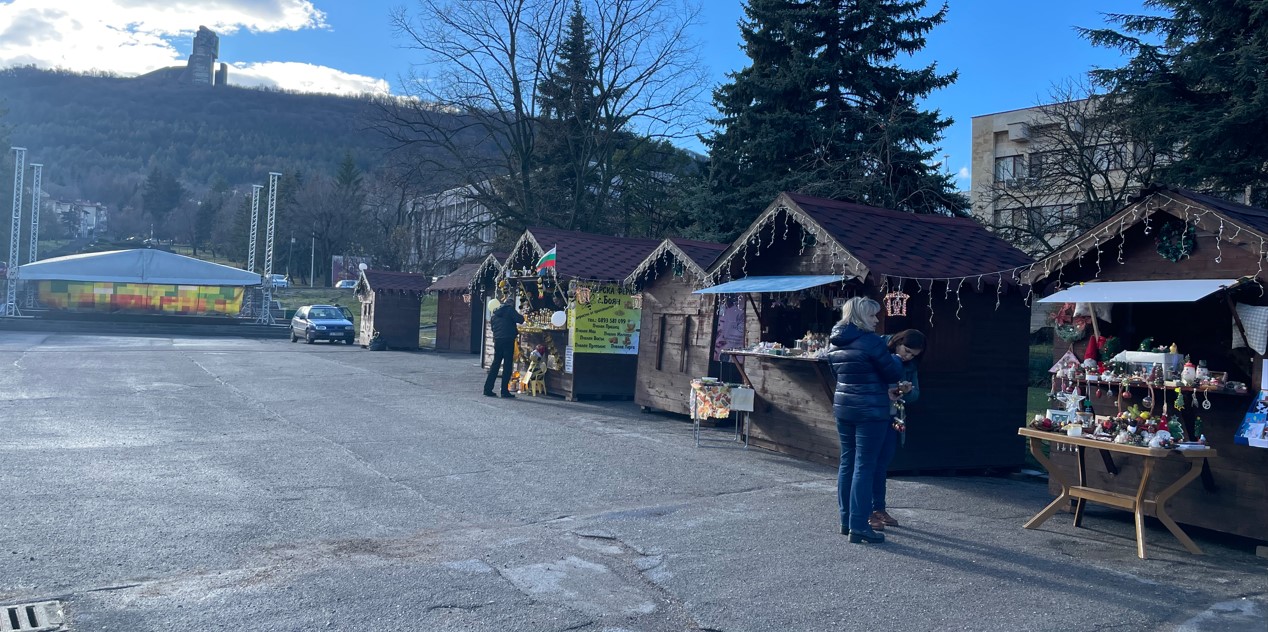 коледен базар сцена къщички