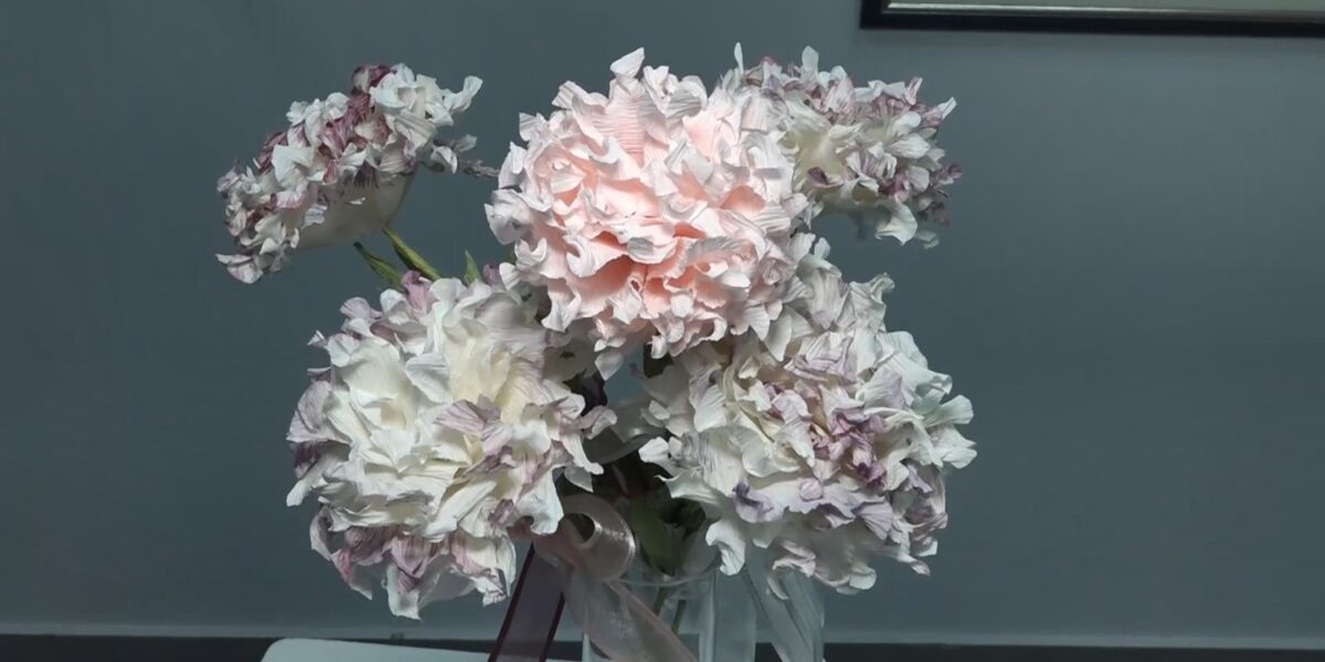 „Рошавата четка“: Цветя от креп хартия