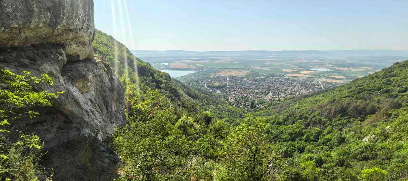 Огнеборци спасиха три деца от скалиста местност на платото