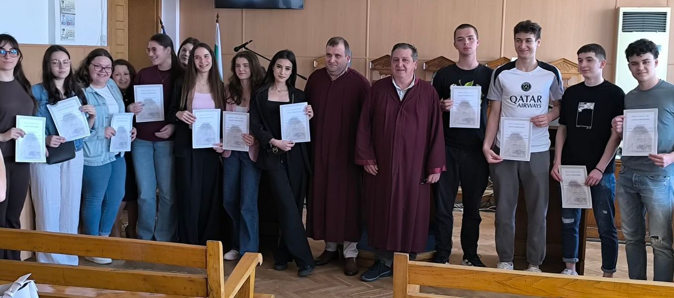 Ученици от ППМГ „Нанчо Попович“ в Шумен посетиха Съдебната палата