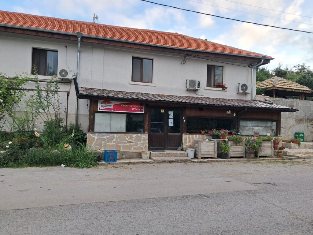 Магазинът в село Овчарово, където е задържан похитителят на Наталия Магазинът в село Овчарово, където е задържан похитителят на Наталия